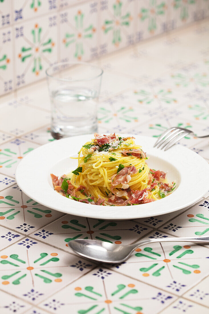 Spaghetti mit Rohschinken und Zitrone (Marken)