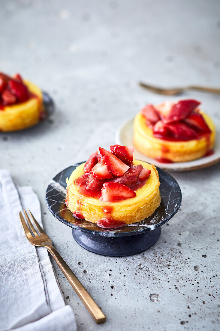 Schmandcreme-Tartelettes mit Erdbeer-Rhabarber-Kompott