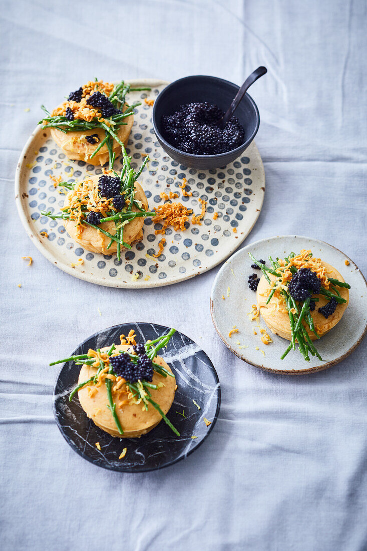 Norwegische Käseküchlein mit Meeresspargel und Kaviar