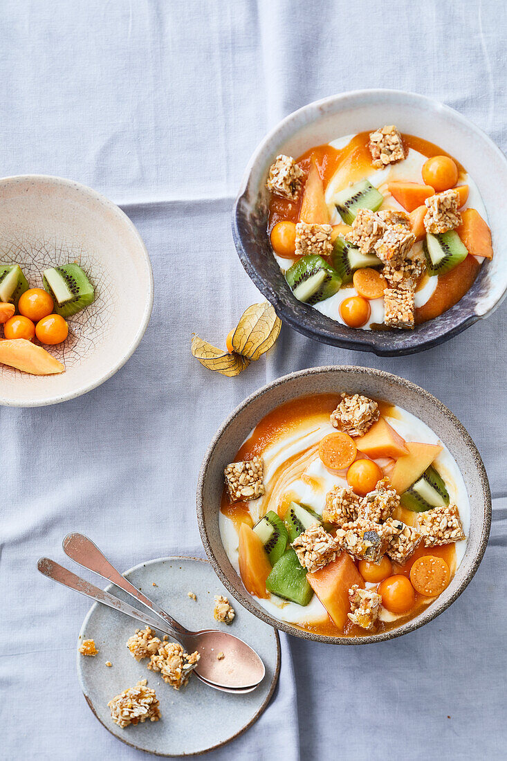 Skyr-Bowls mit Früchten und Müsli-Croûtons