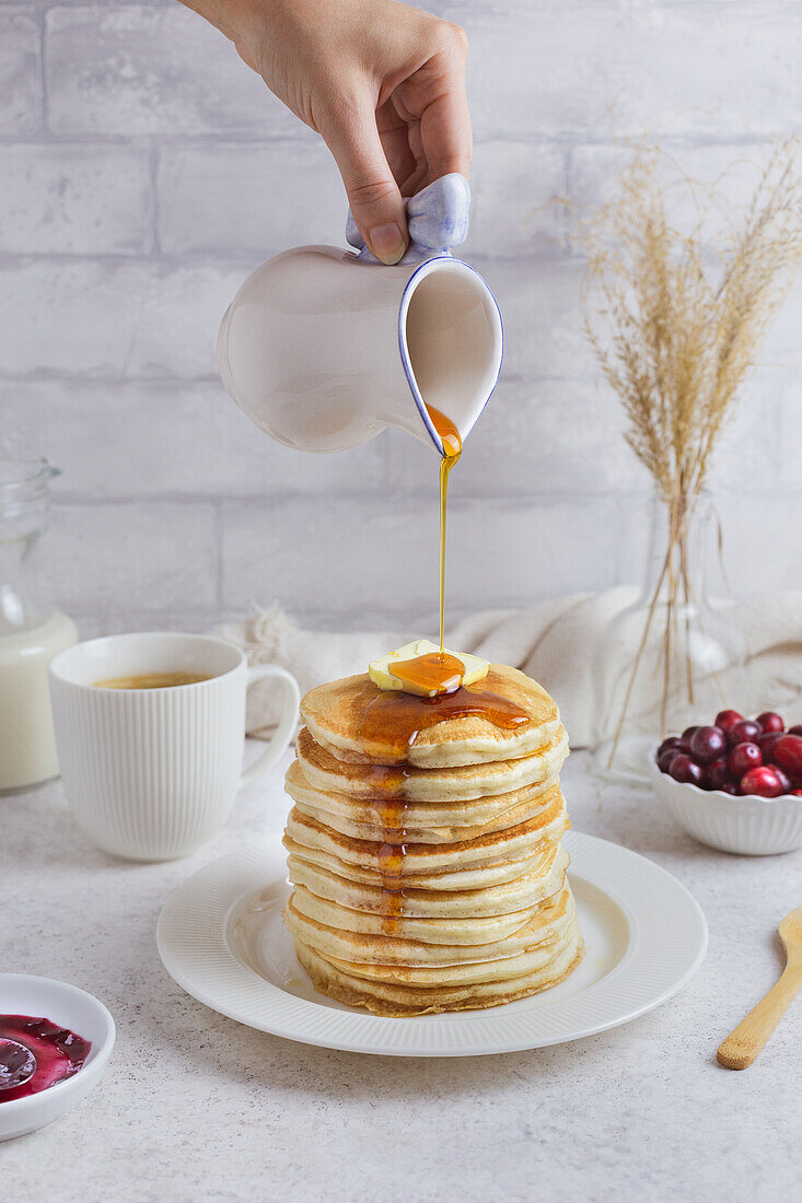 Buttermilch-Pancakes mit Ahornsirup und einem Stück Butter