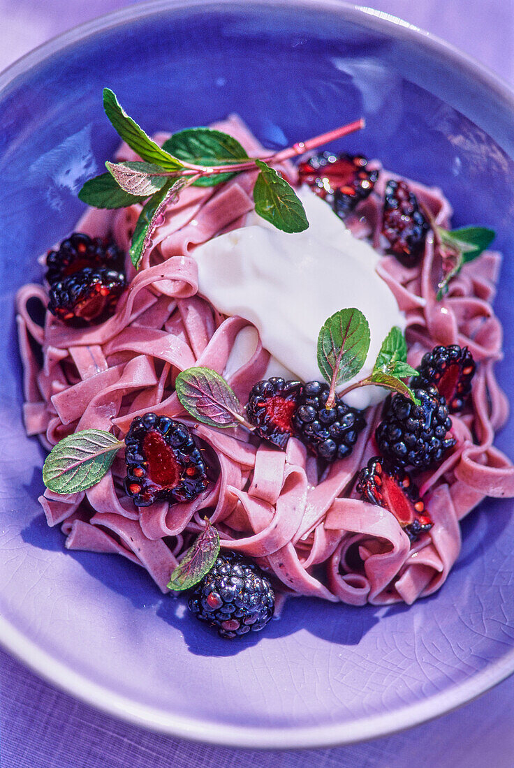 Nudelsalat mit Brombeeren, Joghurt und Minze