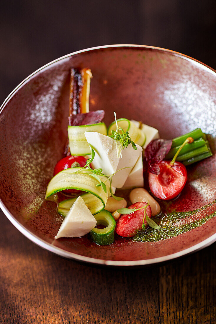 Feta mit Zucchini und Kirschen