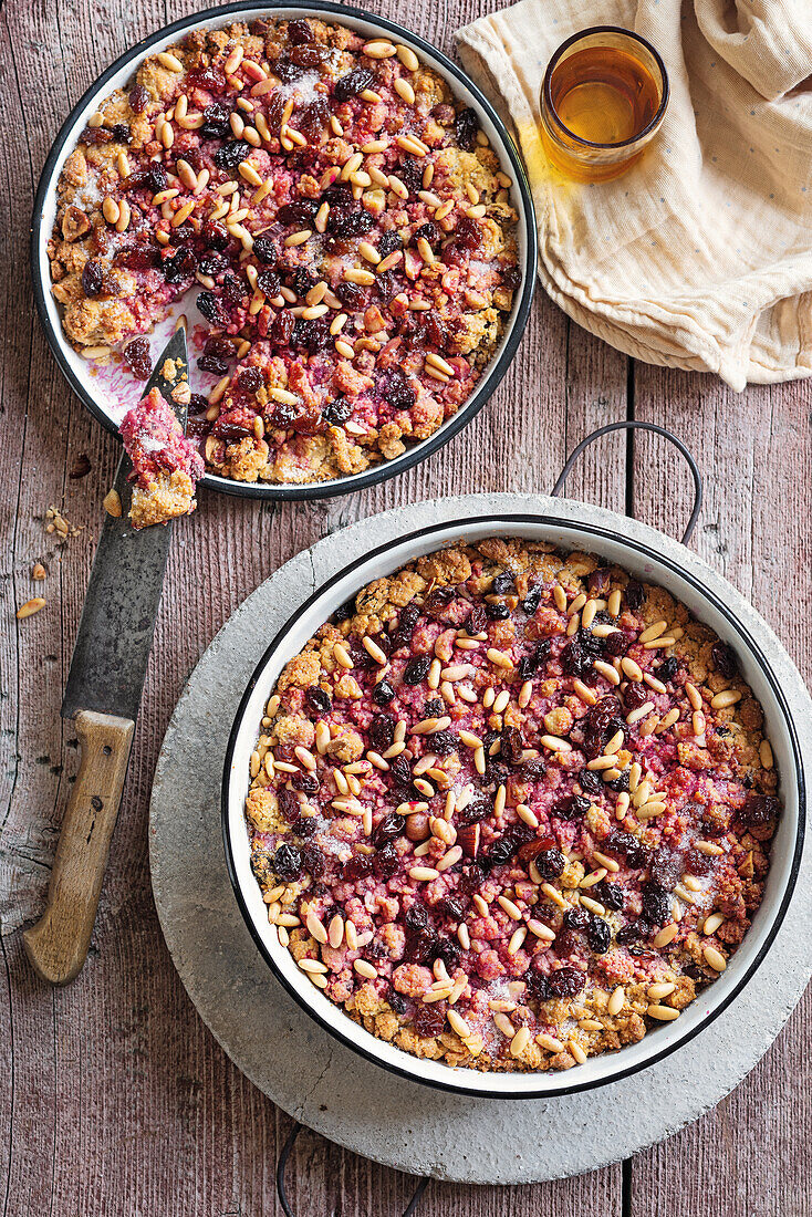 Schiacciata mit Trockenfrüchte und Pinienkernen