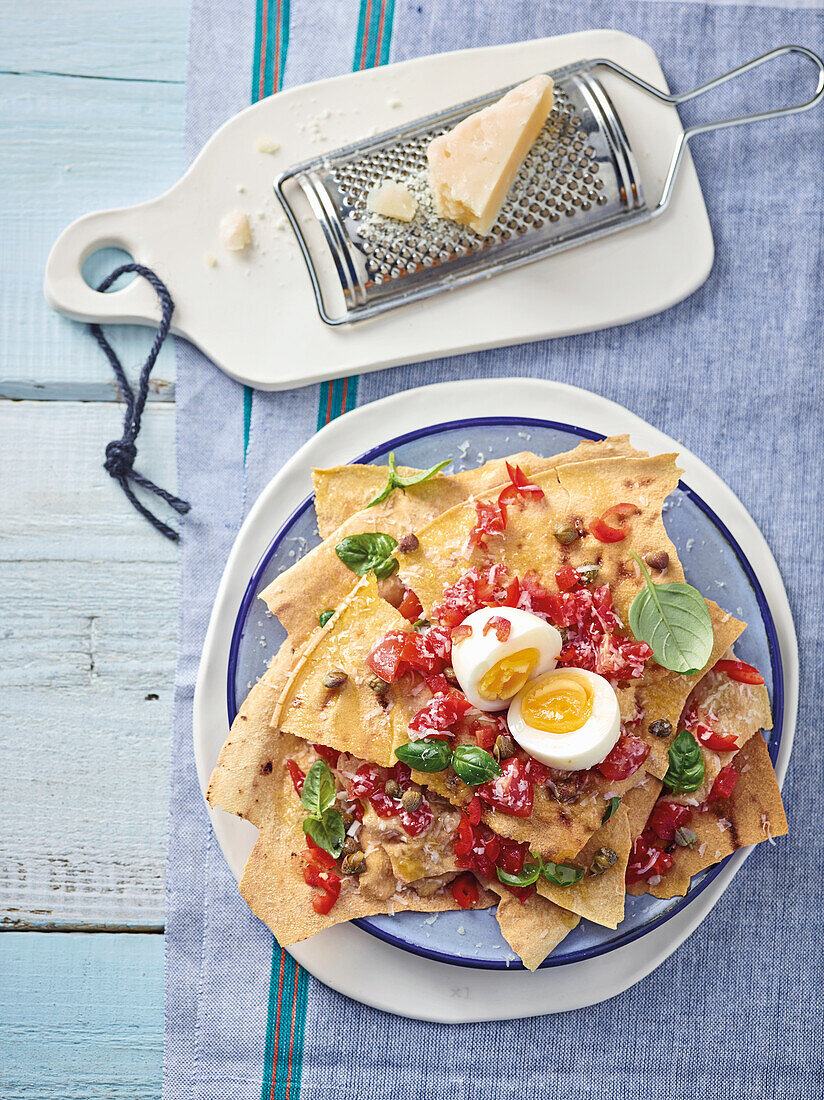 Sommerliches Pane Frattau mit Tomaten, Kapern und Pecorino