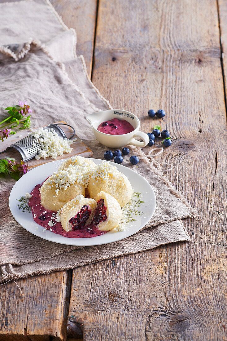 Süße, mit Heidelbeeren gefüllte Teigtaschen mit Quark