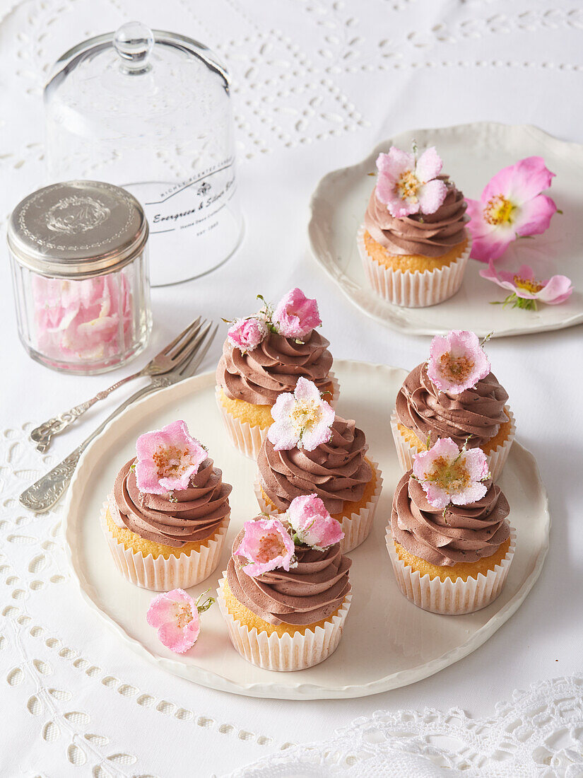 Cupcakes with chocolate cream and edible flowers