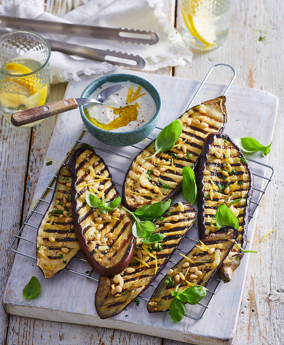 Gegrillte Auberginen mit Balkankäse