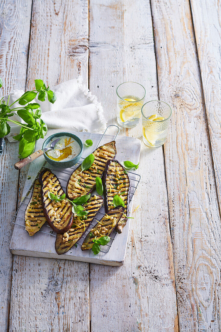 Gegrillte Auberginen mit Balkankäse