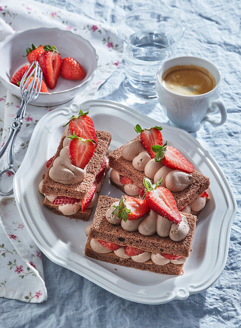 Schokoladen-Biskuit-Schnitten mit Erdbeeren