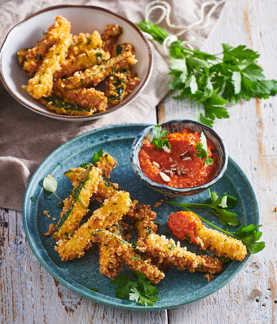 Frittierte Zucchini-Pommes mit Romesco-Dip