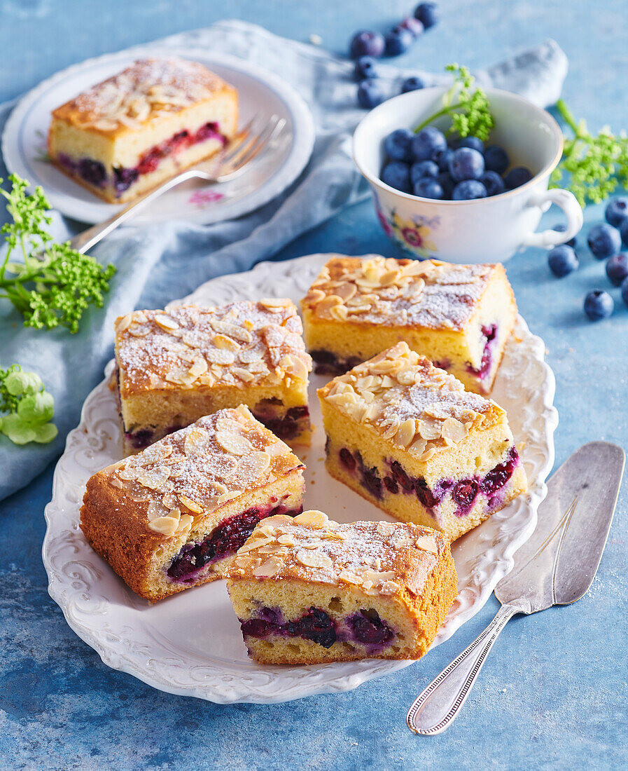 Heidelbeerblechkuchen mit Mandeln