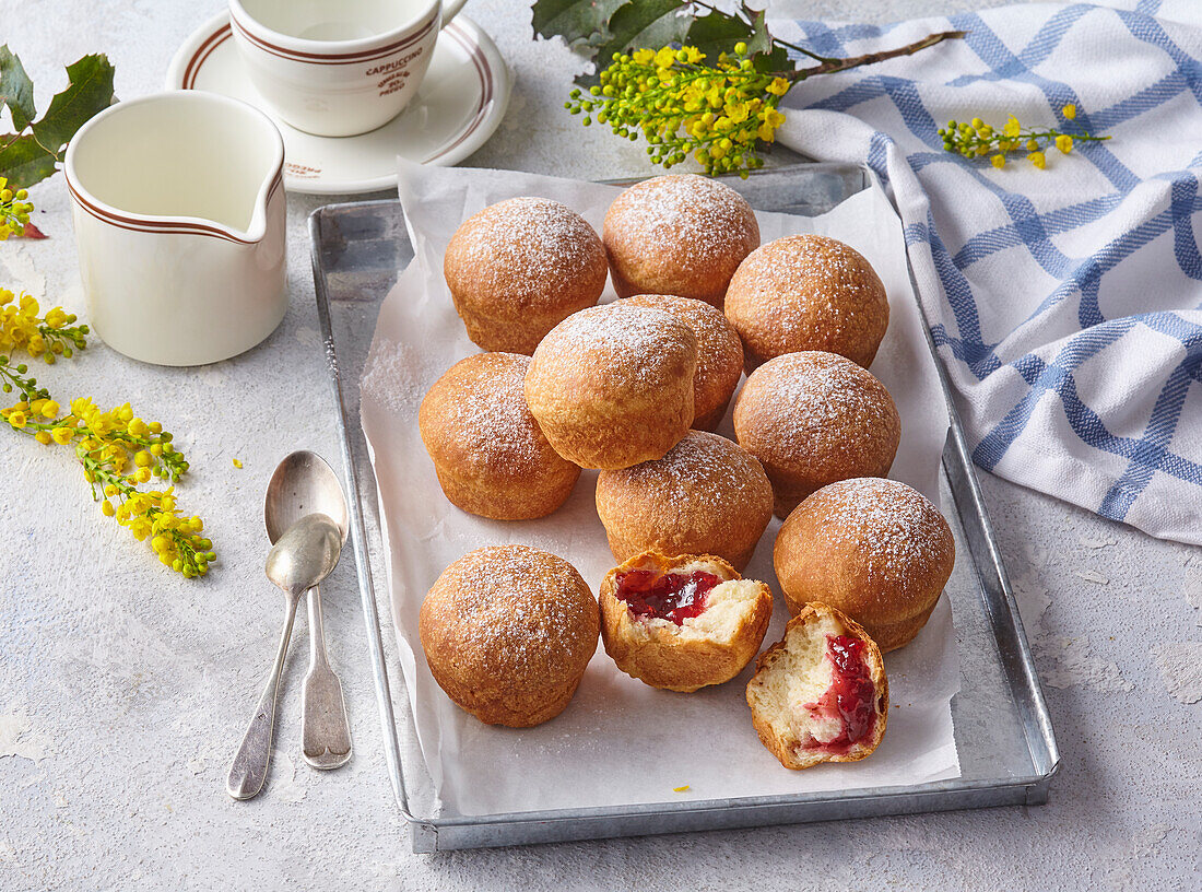 Gebackene Donuts gefüllt mit Himbeermarmelade