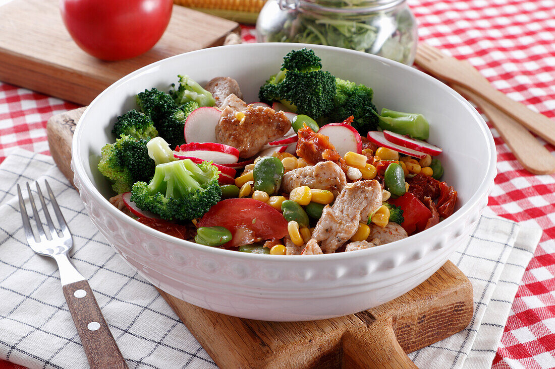 Vegetable salad with chicken pieces