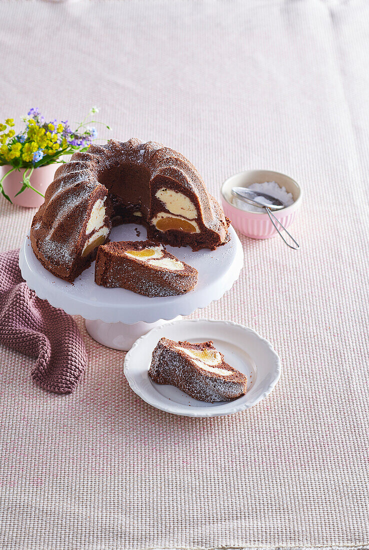 Kakao-Gugelhupf mit Quark und Pfirsichen