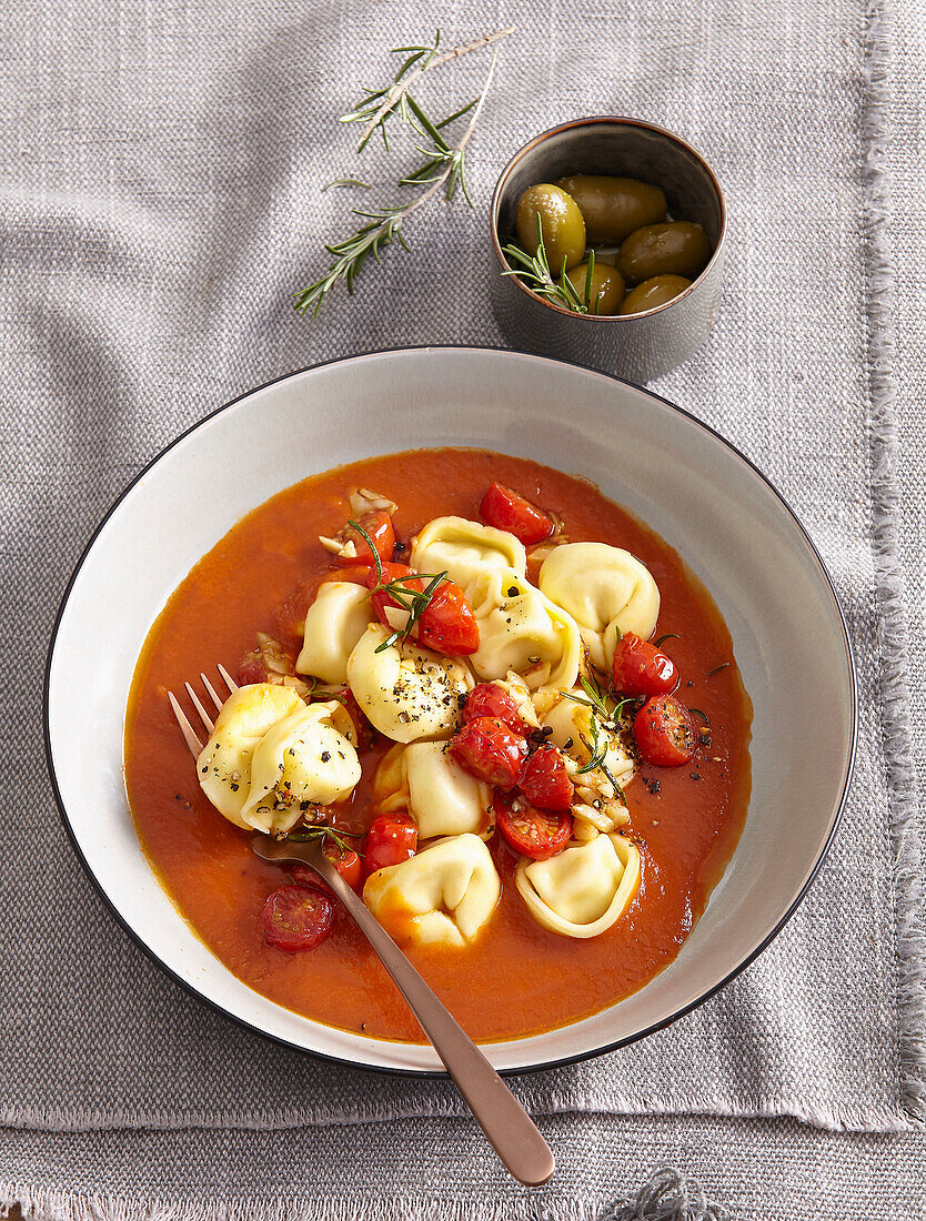 Tortellini in würziger Tomatensauce