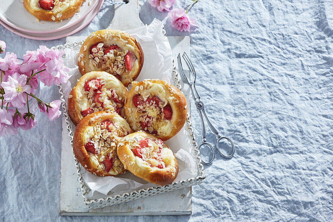 Strawberry pastries with oat crumbs
