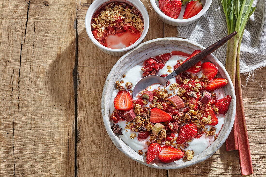 Gewürzter Rhabarber-Erdbeer-Crumble mit Joghurt