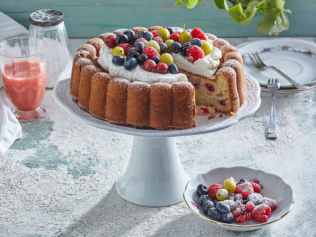 Sponge cake with yogurt and fruit