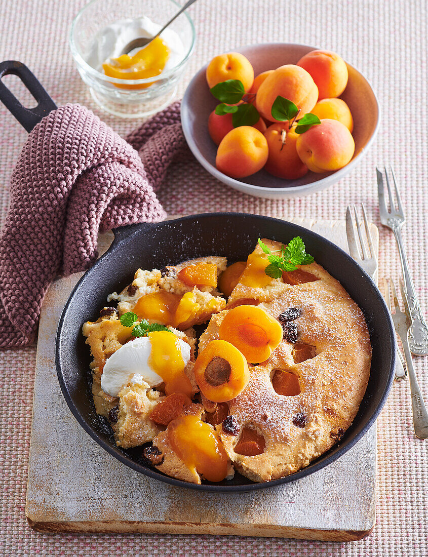 Skillet pancake with apricots and brandy
