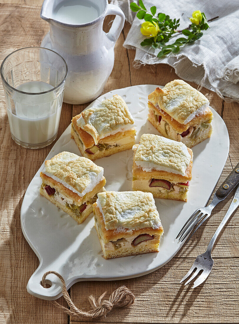 Rhubarb sheet cake with meringue