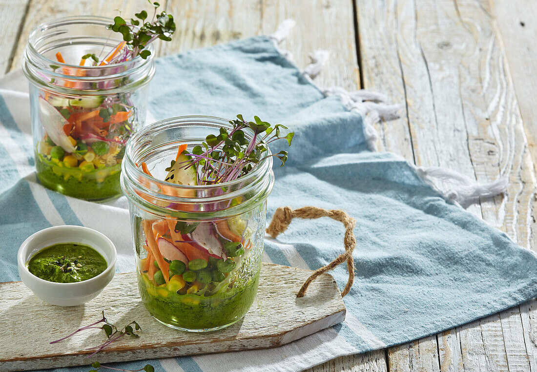 Gemüsesalat im Glas mit Minz-Avocado-Dip