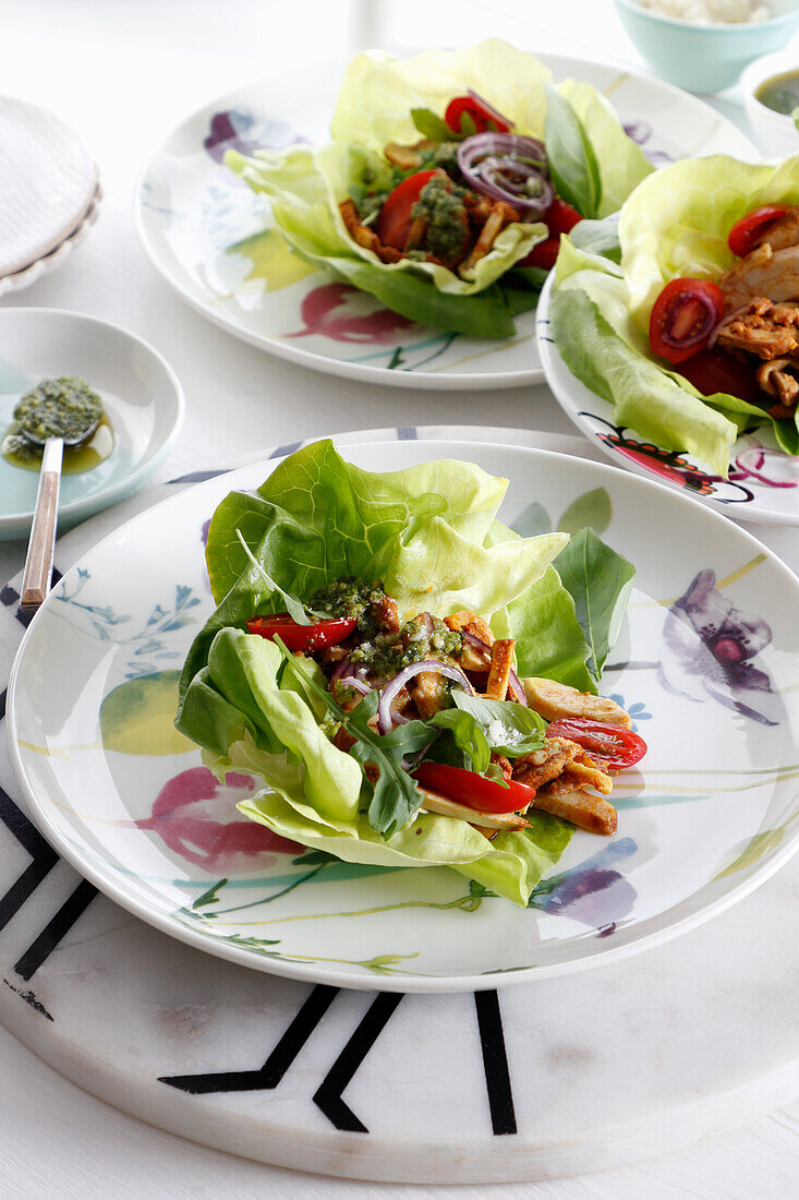 Hühnersalat serviert in Salatblättern