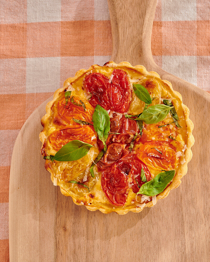 Kirschtomaten-Tartelette mit Basilikum