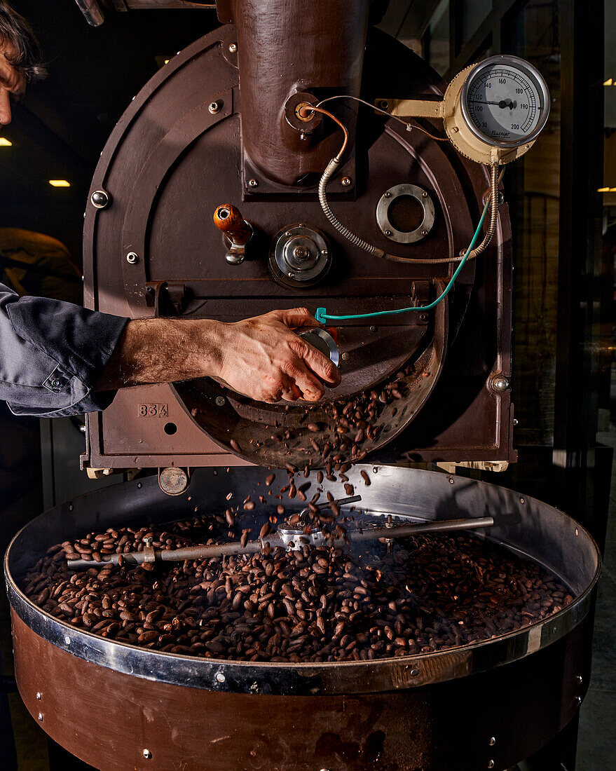 Kakaobohnen in der Röstmaschine