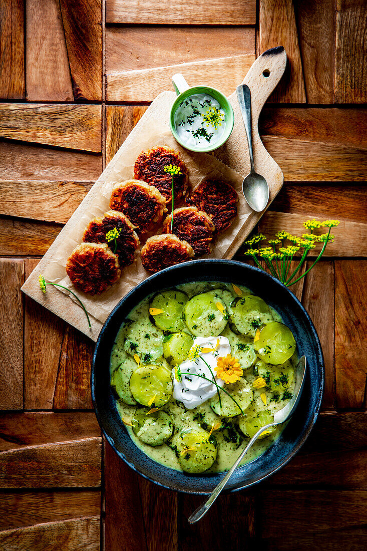 Schmorgurken-Ragout mit Kartoffelpuffern und Sauerrahm