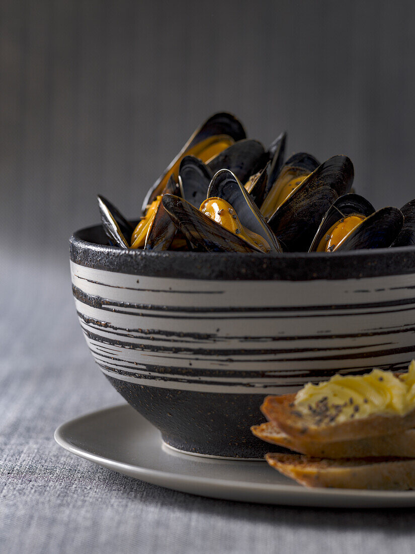Mussels with two kinds of pepper