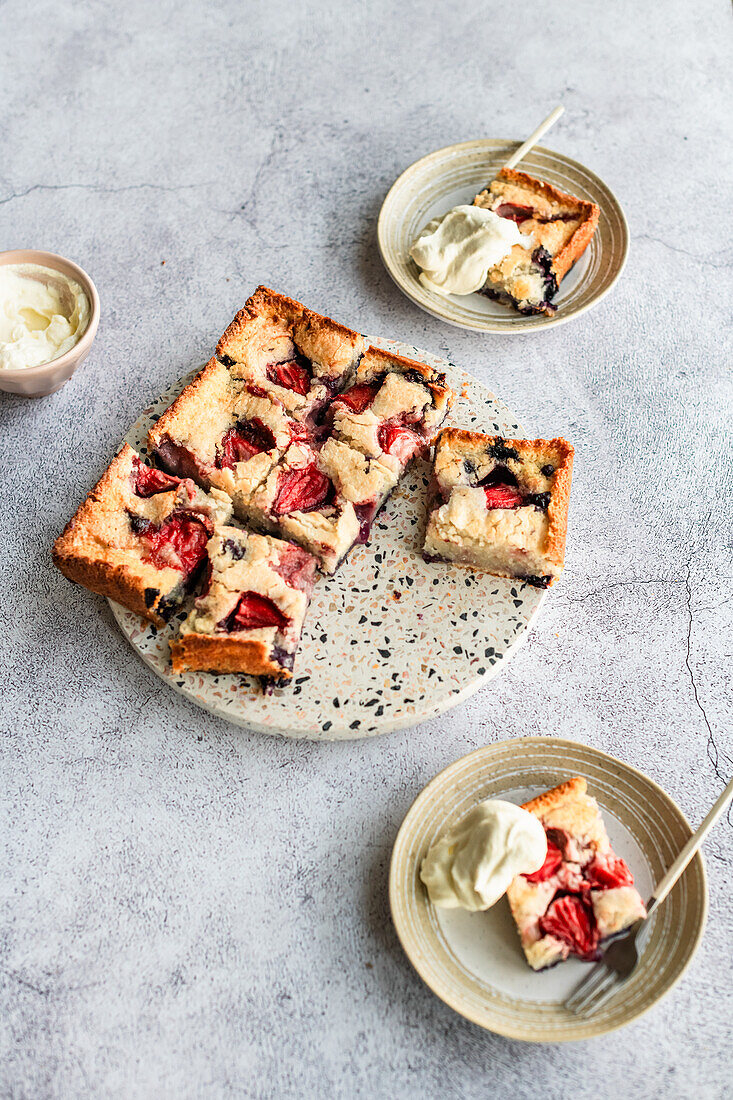 Erdbeer-Blaubeer-Blechkuchen mit Kokosmilch und Kokosraspeln