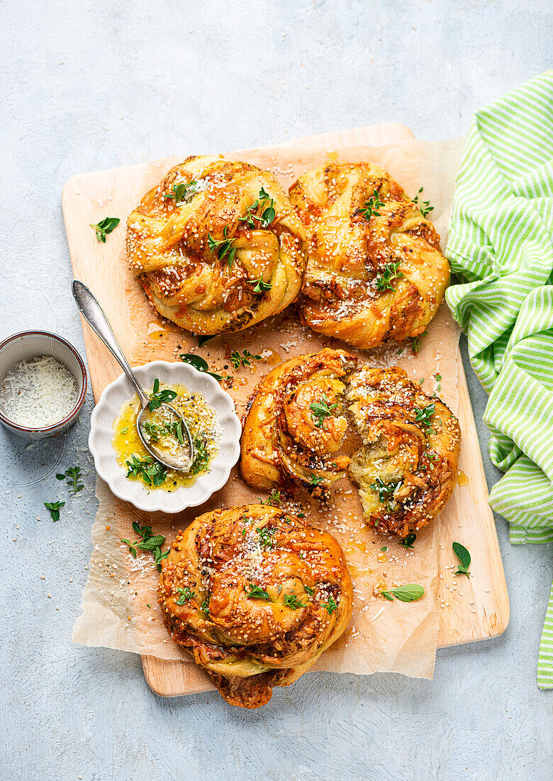 Pesto-Hefeknoten mit Knoblauchbutter