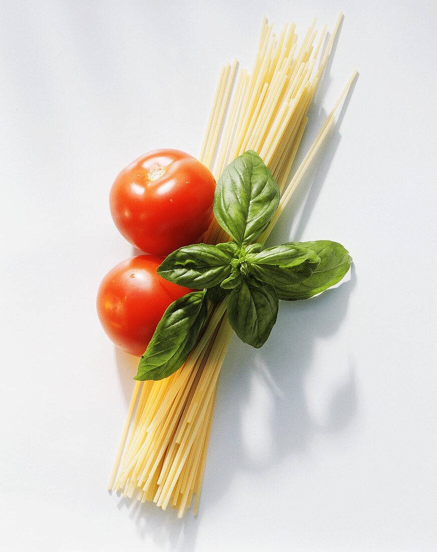 Spaghetti, zwei Tomaten & Basilikum
