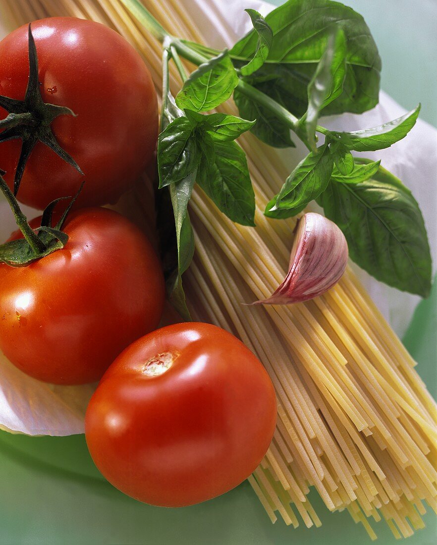 Spaghetti, Tomaten, Basilikum & Knoblauchzehe