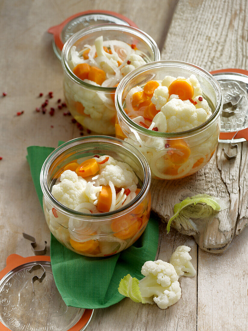 Pickled cauliflower with carrots