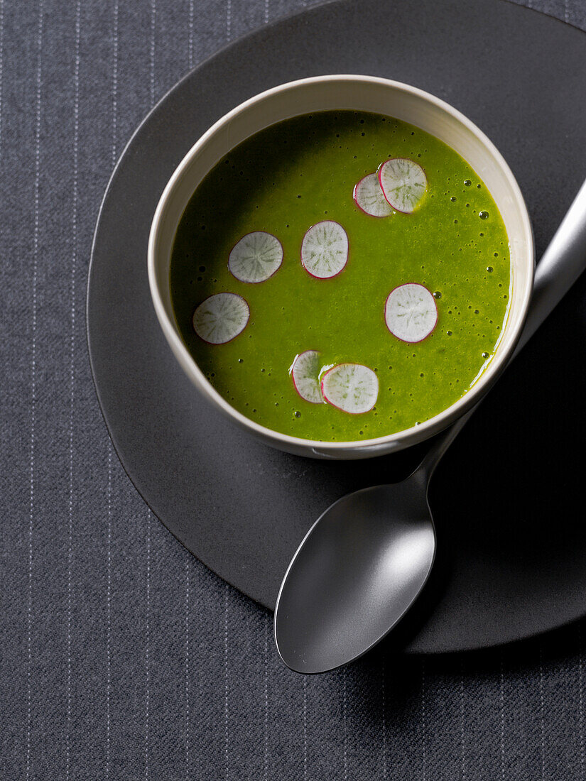 Cream soup of radish greens