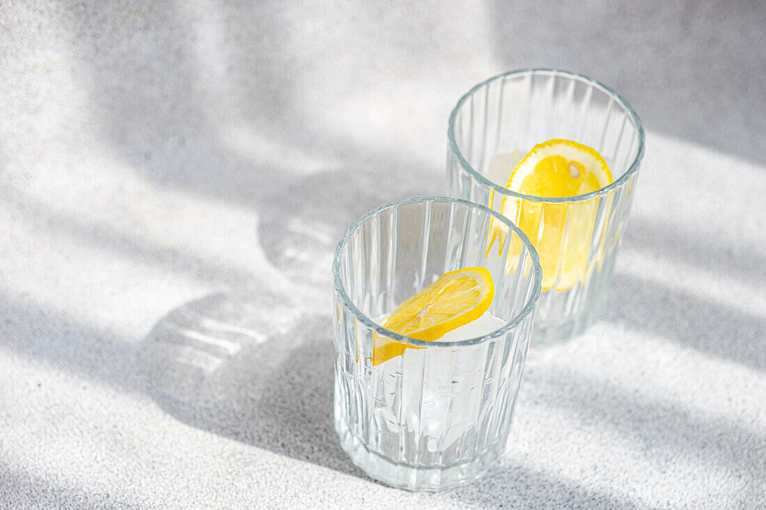 Wodka Tonic, serviert mit Zitrone