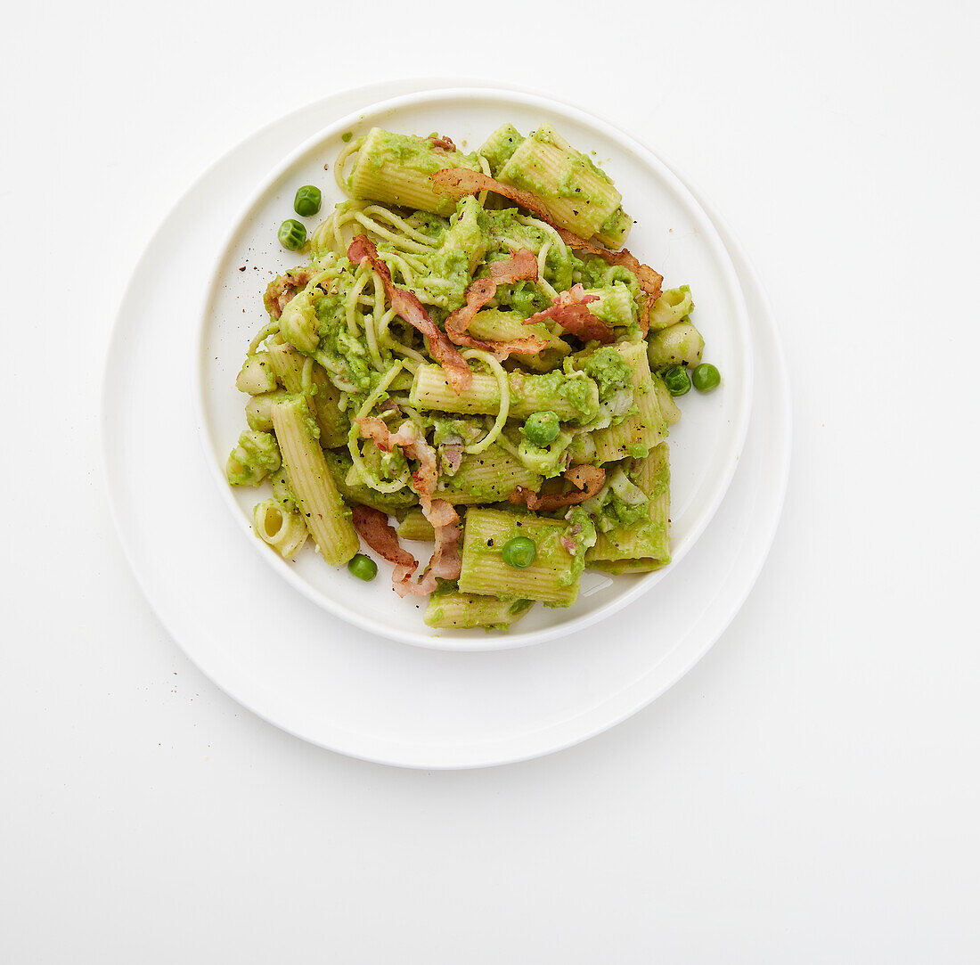 Mixed noodles with pea cream and bacon