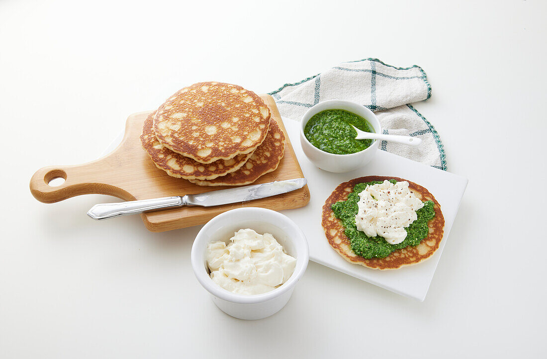 Blinis mit Stracciatella Di Bufala und Zucchini-Pesto