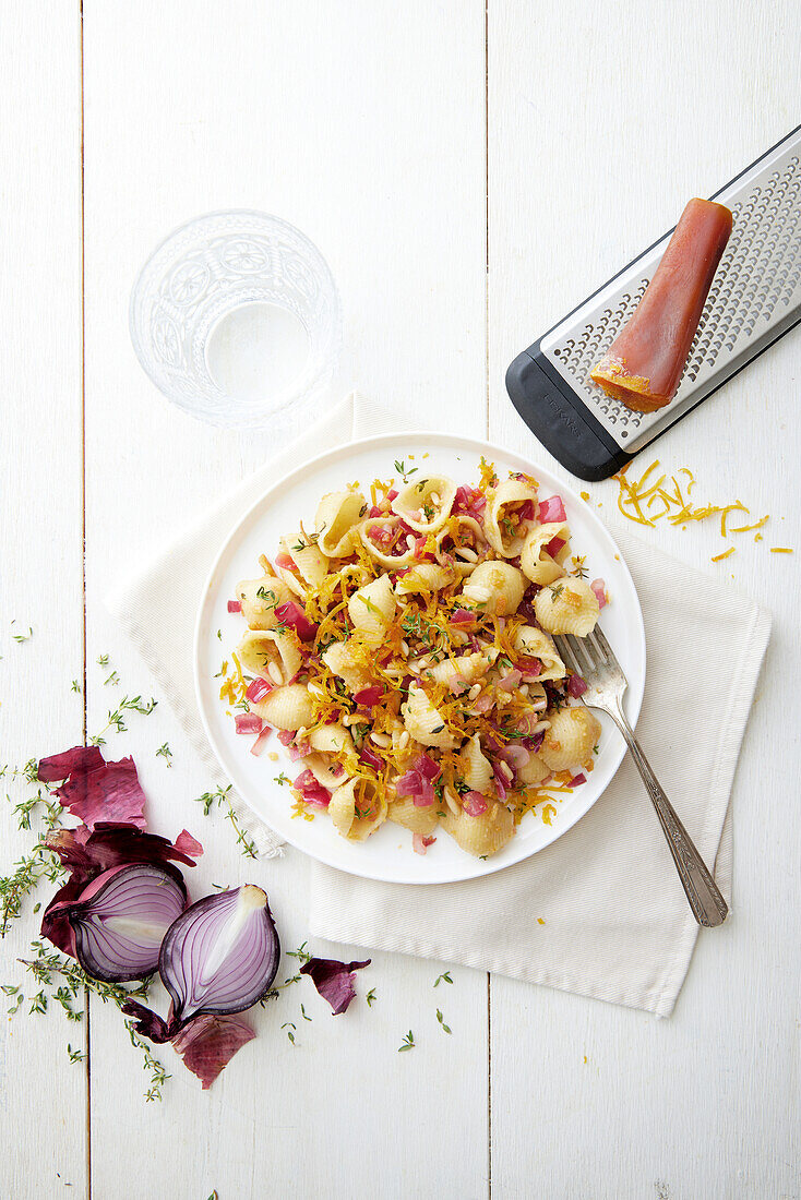 Conchiglie mit Pinienkernen, Zwiebeln und Bottarga