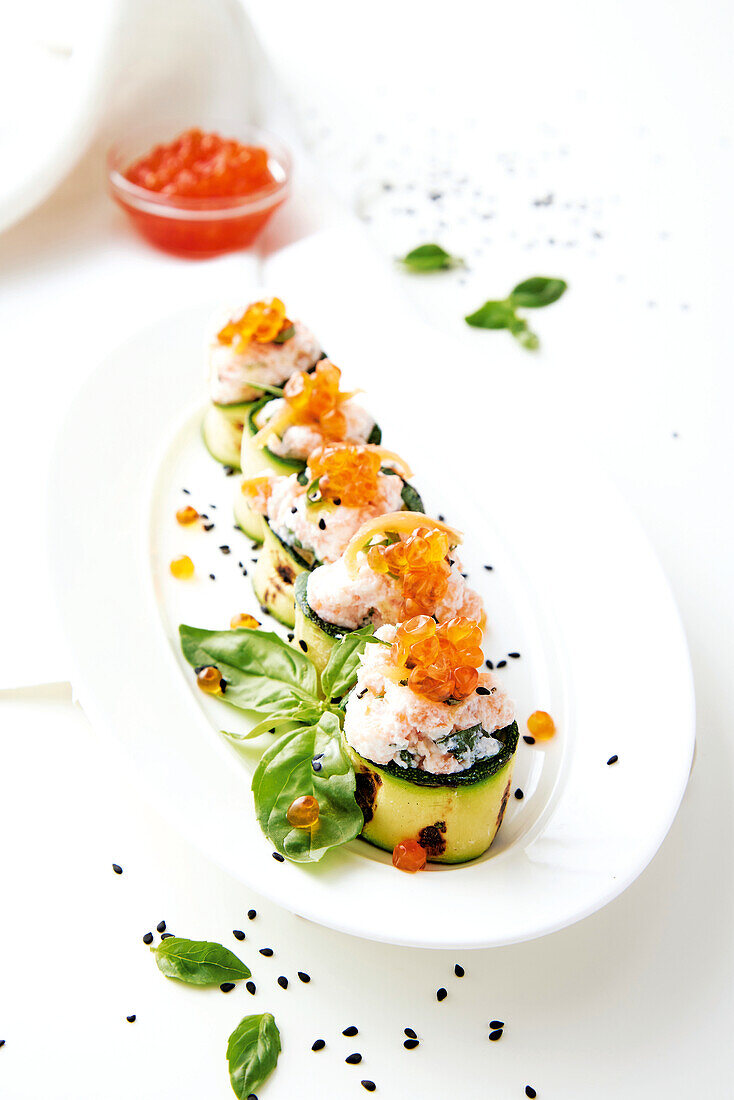 Zucchini sushi with salmon caviar