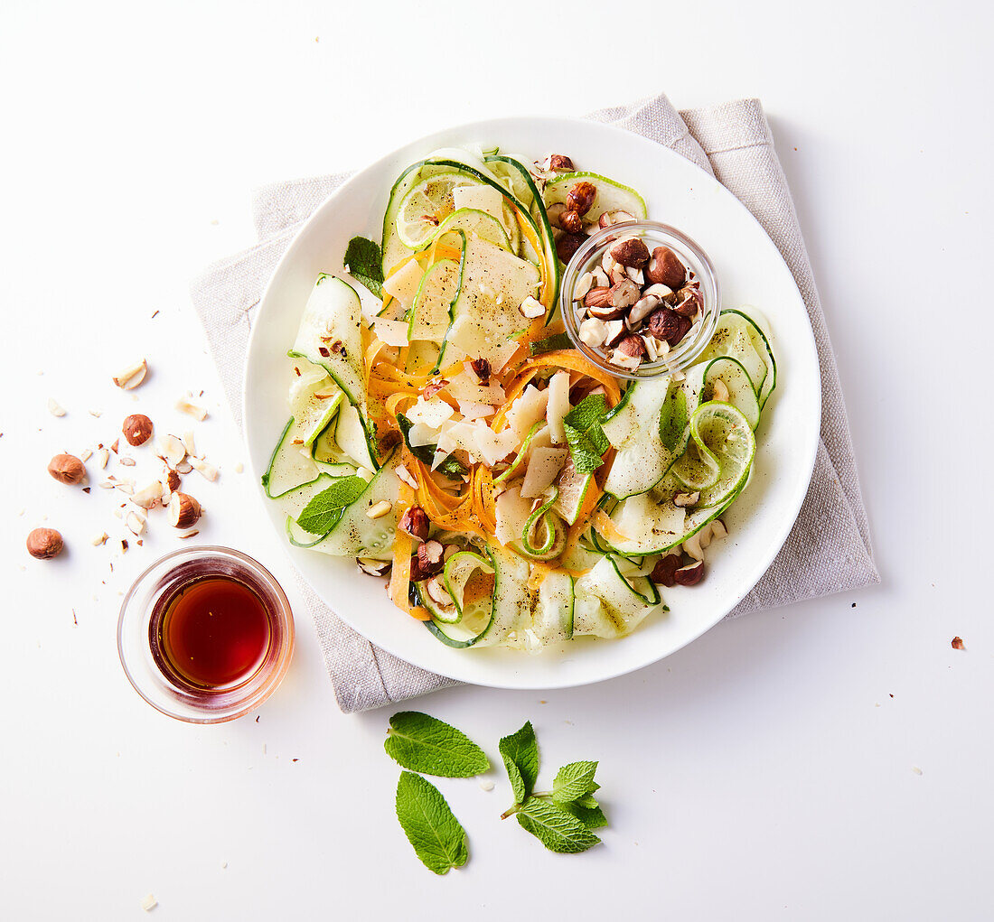 Karotten-Gurken-Carpaccio mit Haselnuss-Crumble