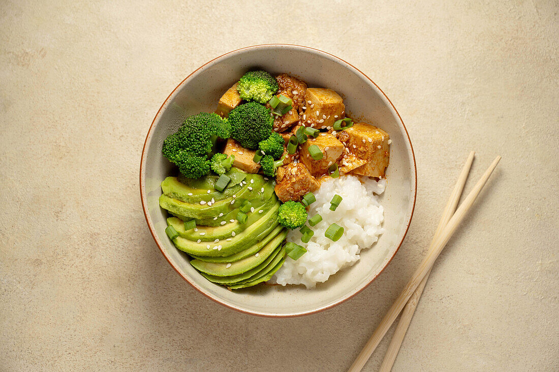Tofu-Reis-Bowl mit Avocado und Brokkoli