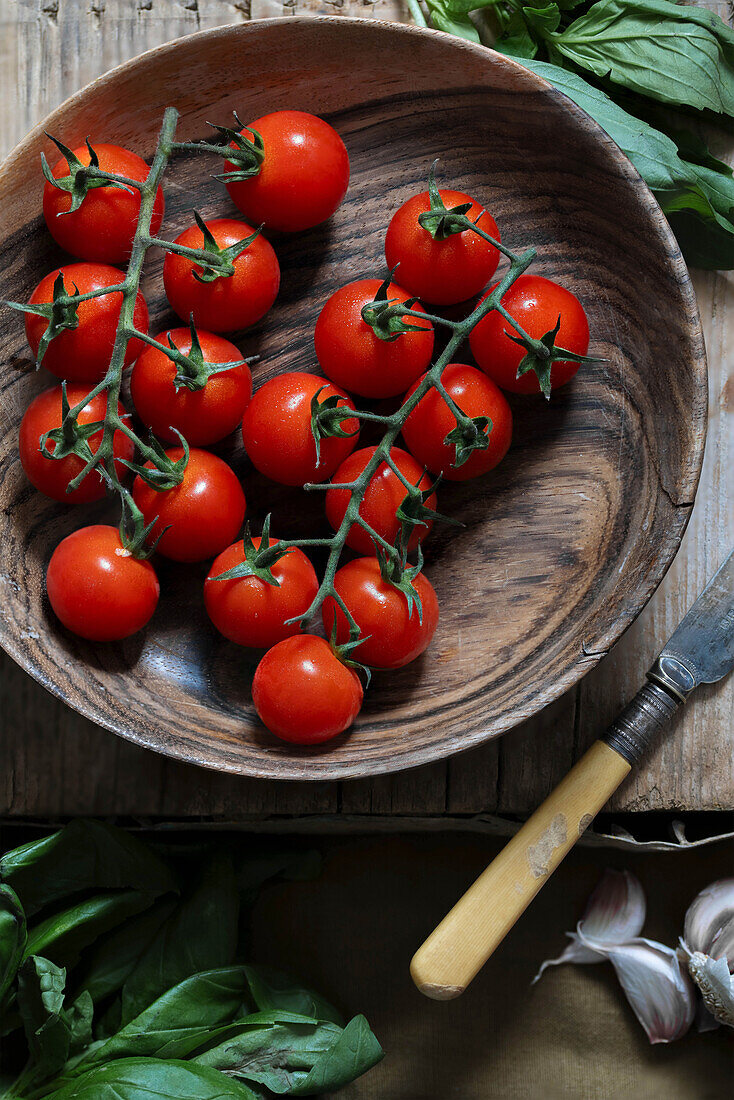 Frische Kirschtomaten und Basilikumblätter