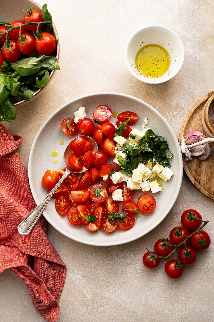 Kirschtomatensalat mit Basilikum und Feta