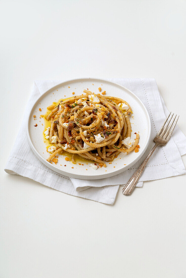 Bucatini mit Sardellen und würzigen Streuseln