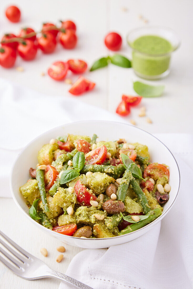 Bunter Panzanella mit Tomaten und Bohnen