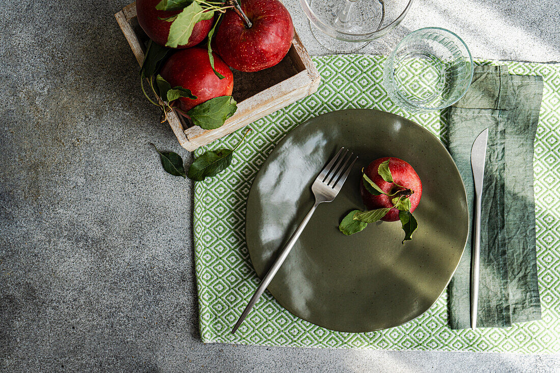 Tischdekoration mit reifen roten Äpfeln