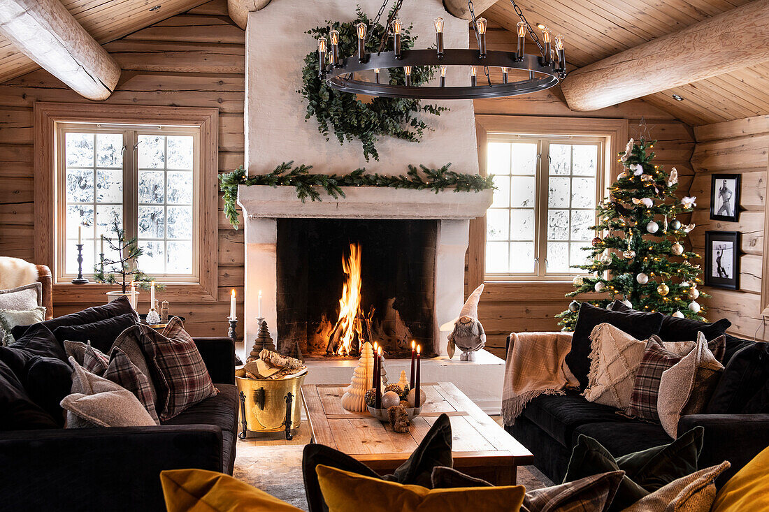 Rustikales Wohnzimmer mit offenem Kamin und weihnachtlicher Dekoration